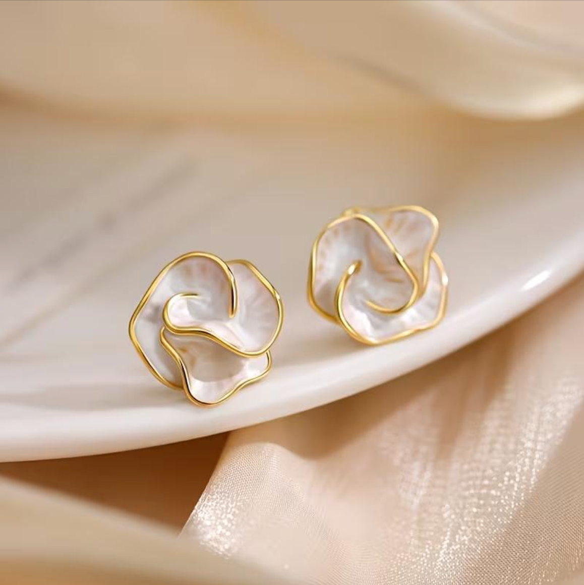 Elowyn - Women's Elegant Gold-Tone Floral Earrings