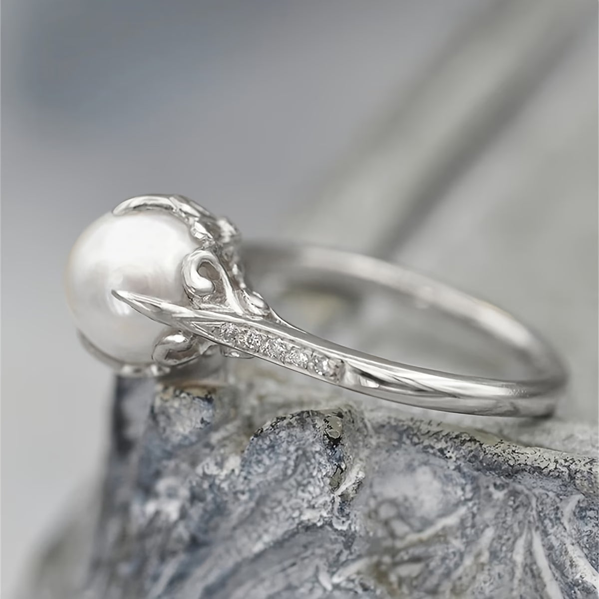 Zaria - Women's Elegant Faux Pearl and Crystal Ring
